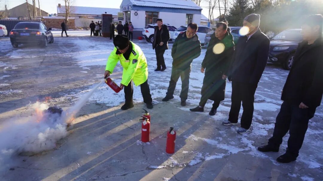 【通榆政法進行時】通榆縣公安局交通管理大隊——開展校車消防安全應急培訓演練活動 圖片