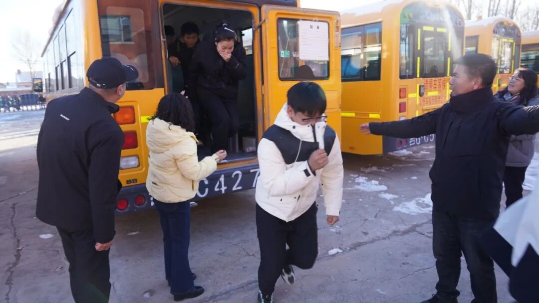 【通榆政法進行時】通榆縣公安局交通管理大隊——開展校車消防安全應急培訓演練活動 圖片