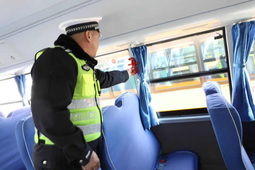 長白交警大隊聯合多方開展校車安全專項檢查 織密“122”學生出行安全防護網 長白交警大隊聯合多方開展校車安全專項檢查 織密“122”學生出行安全防護網