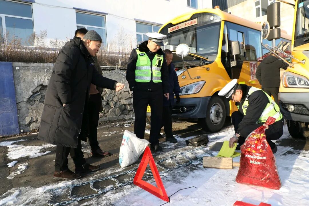 長白交警大隊聯合多方開展校車安全專項檢查 織密“122”學生出行安全防護網 長白交警大隊聯合多方開展校車安全專項檢查 織密“122”學生出行安全防護網