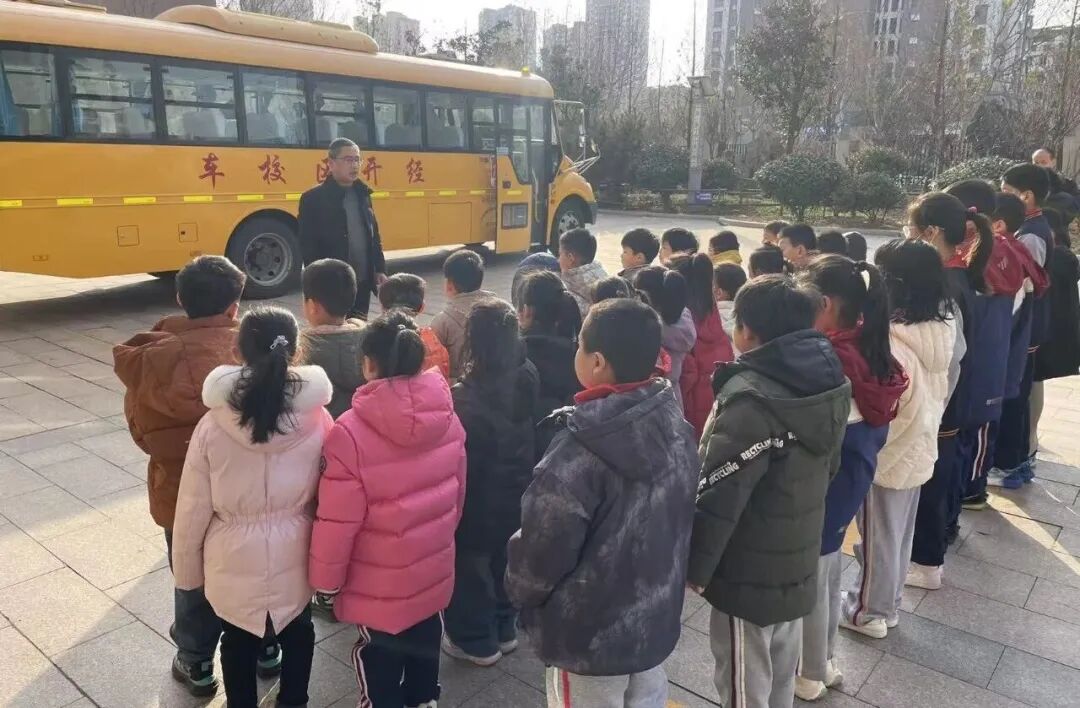 經開區·平安校園創建】筑牢安全防線 守護平安出行——日照市獻唐學校開展校車應急疏散演練 經開區·平安校園創建】筑牢安全防線 守護平安出行——日照市獻唐學校開展校車應急疏散演練