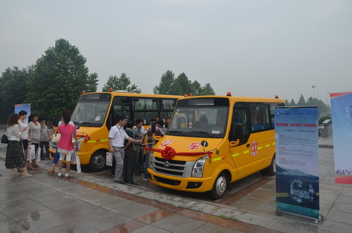 中國校車長安行駛抵邢臺/ 中國校車長安行駛抵邢臺