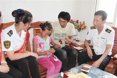 溫馨校車為貧困兒童送去禮品