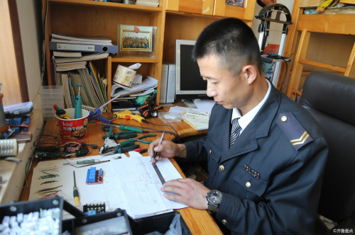 山東省青島市黃島區(qū)一校車司機(jī),酷愛鉆研獲國家專利 QQ圖片20180424174035