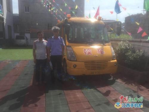 江西景德鎮交警魚山中隊全面排查校車通行路線及安全隱患