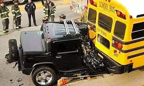 美國的“特權(quán)車”警察都得給讓路！