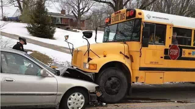 美國的“特權(quán)車”警察都得給讓路！