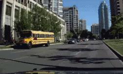 在美國(guó) 奧巴馬的座駕見到他 必須停車讓行！美國(guó)校車的安全性和優(yōu)先級(jí)