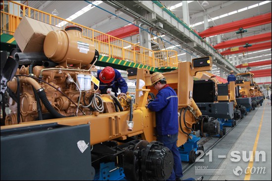 宇通重工:暫別上海寶馬展 裝配線上忙碌的工人們