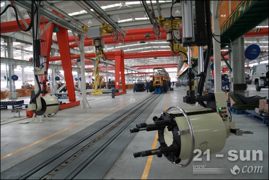 宇通重工:暫別上海寶馬展 流水線上的機器人