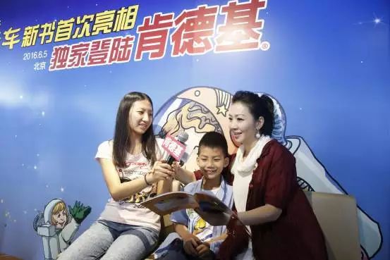 宇通“神奇校車”陪康總助力新書發布會 宇通“神奇校車”陪康總助力新書發布會