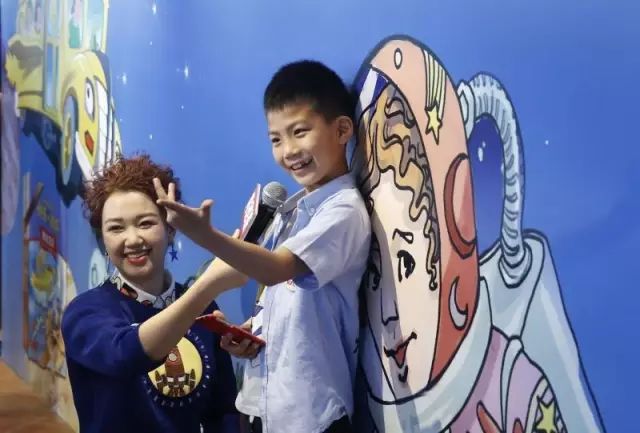 宇通“神奇校車”陪康總助力新書發布會 宇通“神奇校車”陪康總助力新書發布會