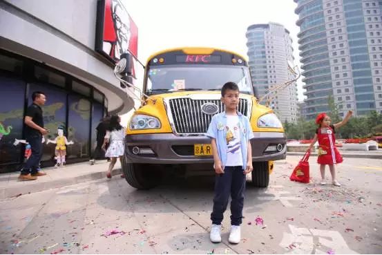 宇通“神奇校車”陪康總助力新書發布會 宇通“神奇校車”陪康總助力新書發布會