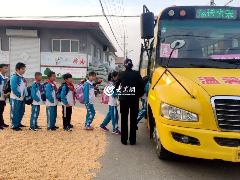 膠州校車再添新線路 36所鄉(xiāng)村小學(xué)有了專車 點擊瀏覽下一張