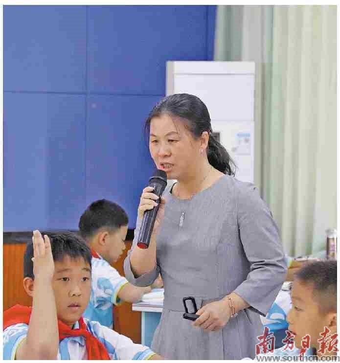 為鄉村孩子上學開通校巴/ 為鄉村孩子上學開通校巴