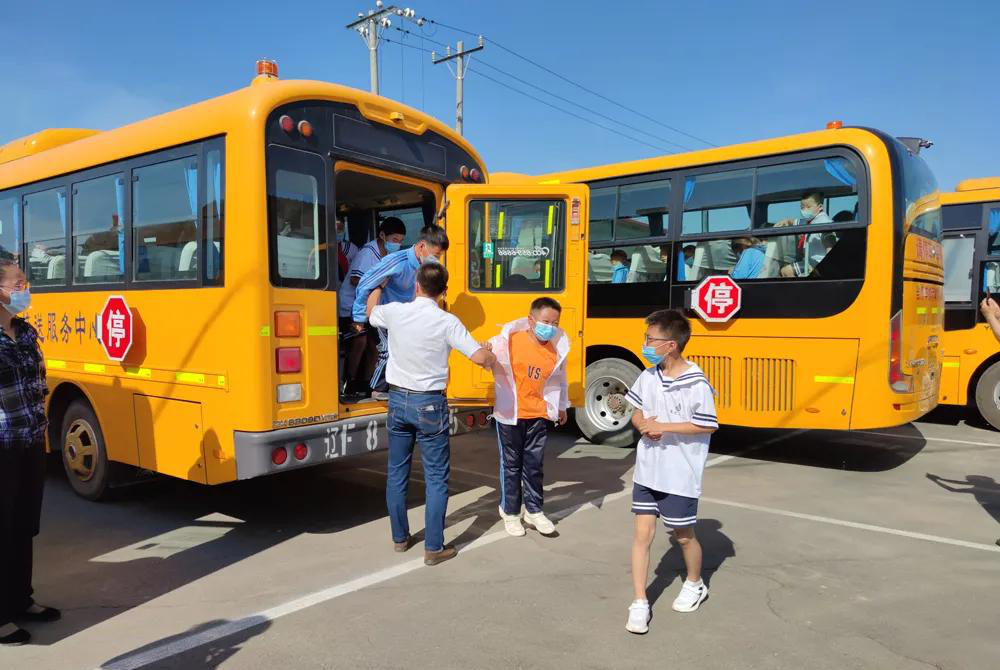 賽馬中心小學(xué)校車逃生演練及司乘人員急救方法培訓(xùn)