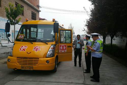 揚州市江都區考察組調研興化校車/ 揚州市江都區考察組調研興化校車