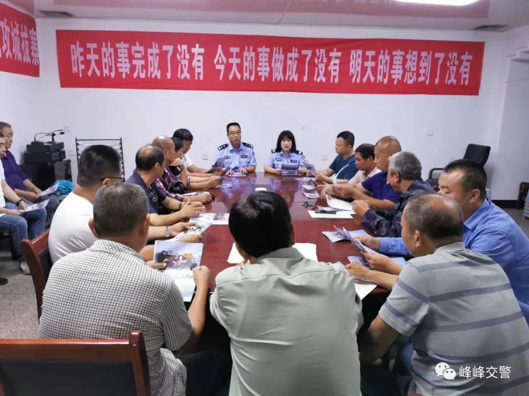 風雨無阻—邯鄲交巡峰峰大隊開學前為校車集中“體檢”確保學生乘車安全