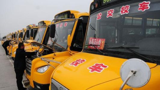 風雨無阻—邯鄲交巡峰峰大隊開學前為校車集中“體檢”確保學生乘車安全