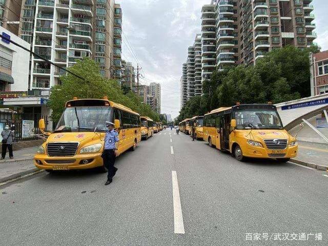 開學臨近 武漢江漢交警對校車進行“體檢” 開學臨近 武漢江漢交警對校車進行“體檢”