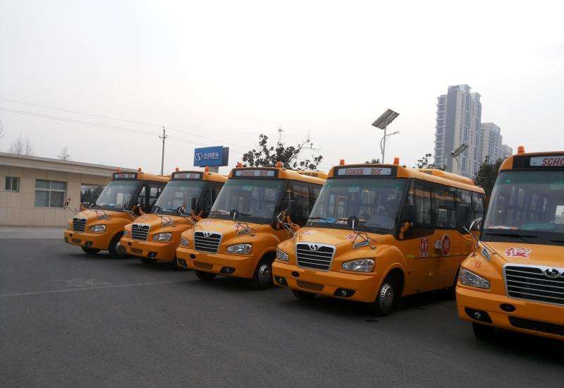 開學(xué)季，河北永清交警強(qiáng)化校車安全管理