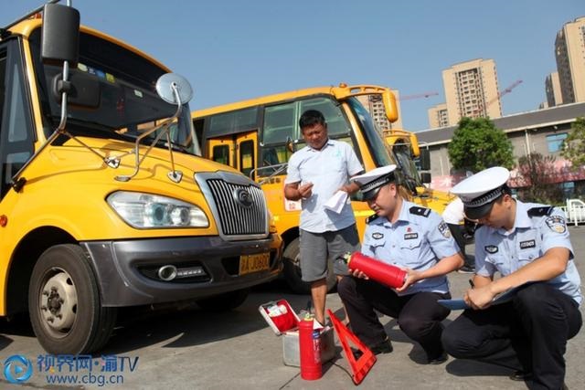 重慶永川：交巡警安檢校車 確保“無病上崗”
