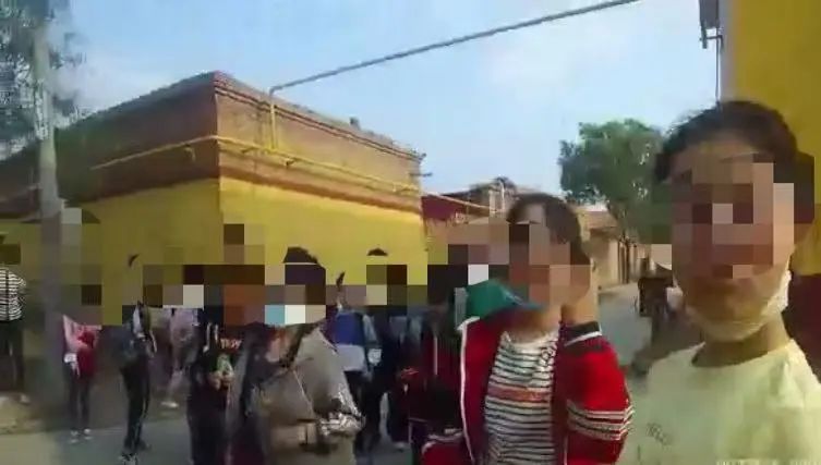 7座的車,擠了22個(gè)學(xué)生,這樣的車千萬(wàn)不要讓孩子坐了 7座的車,擠了22個(gè)學(xué)生,這樣的車千萬(wàn)不要讓孩子坐了