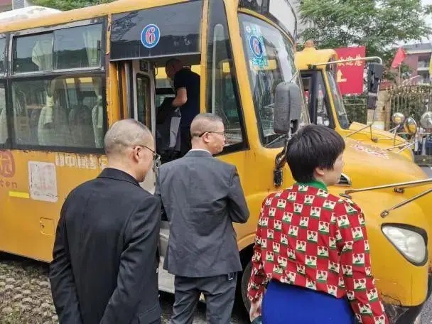 守校車管理底線,護學生生命安全 守校車管理底線,護學生生命安全