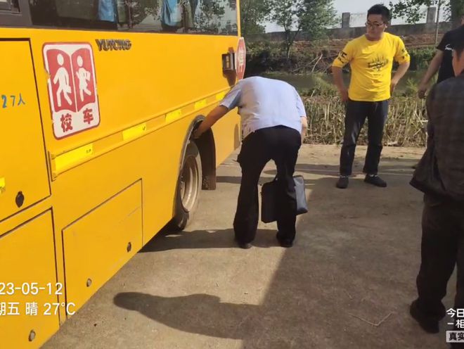 安陸多部門聯合開展校車安全檢查/ 安陸多部門聯合開展校車安全檢查