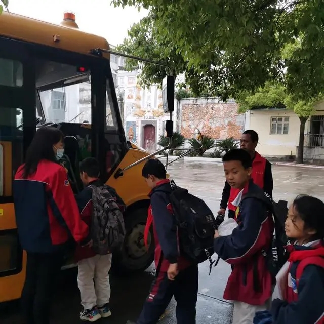 中方縣:鄉(xiāng)村校車“跑出”幸福“新高度” 中方縣:鄉(xiāng)村校車“跑出”幸福“新高度”