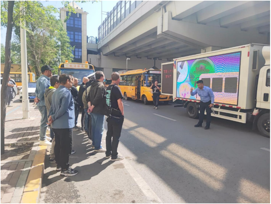 冰城公安宣防并行把好校車安全關(guān)/ 冰城公安宣防并行把好校車安全關(guān)