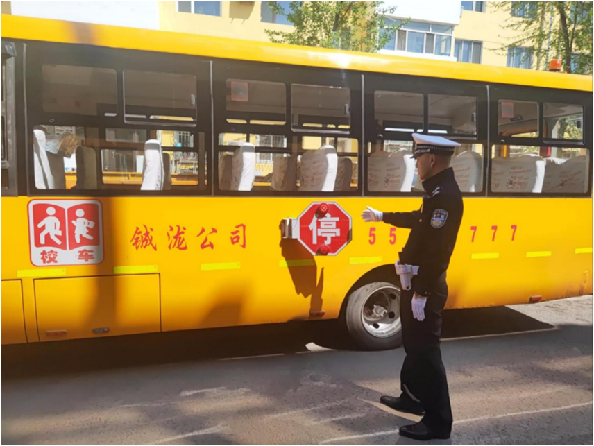 冰城公安宣防并行把好校車安全關(guān)/ 冰城公安宣防并行把好校車安全關(guān)