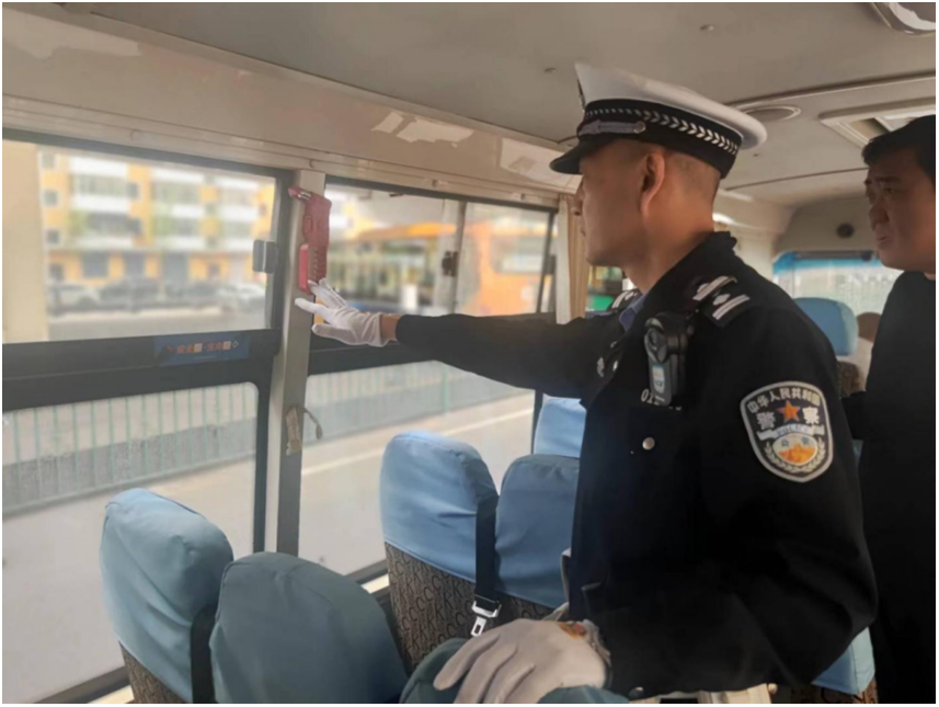 冰城公安宣防并行把好校車安全關(guān)/ 冰城公安宣防并行把好校車安全關(guān)