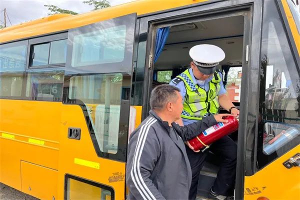 用心護航,與愛“童”行——北屯交警開展校車安全大檢查 圖片