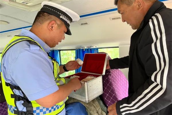 用心護航,與愛“童”行——北屯交警開展校車安全大檢查 圖片