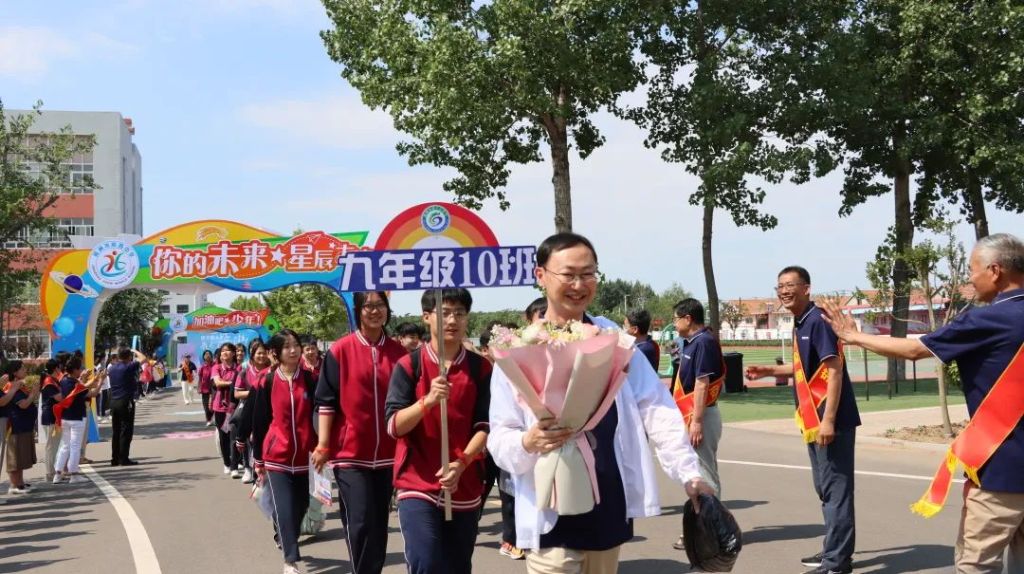 溫情守護(hù)十一載 愛心送考再啟航 溫情守護(hù)十一載 愛心送考再啟航