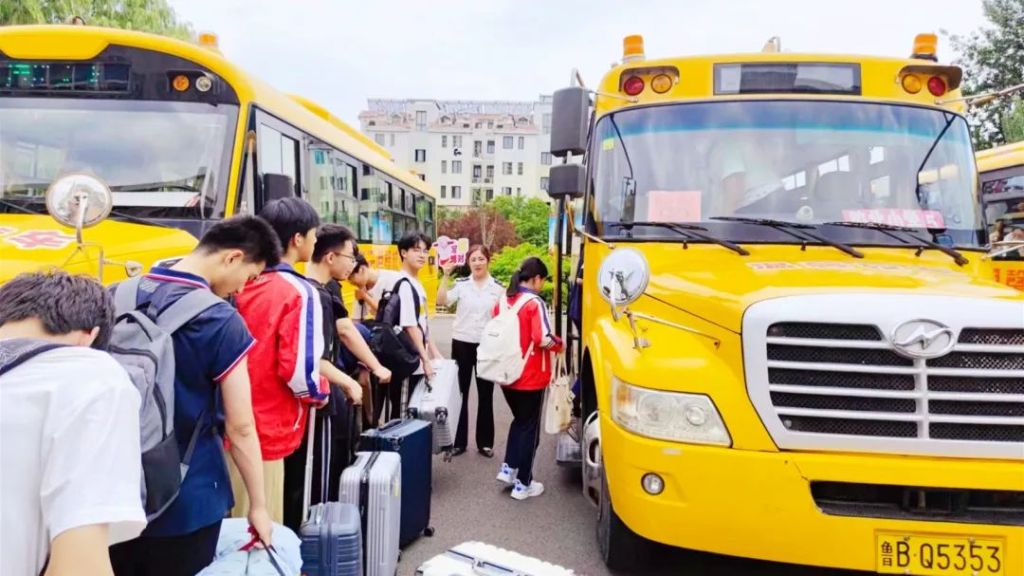 溫情守護(hù)十一載 愛心送考再啟航 溫情守護(hù)十一載 愛心送考再啟航