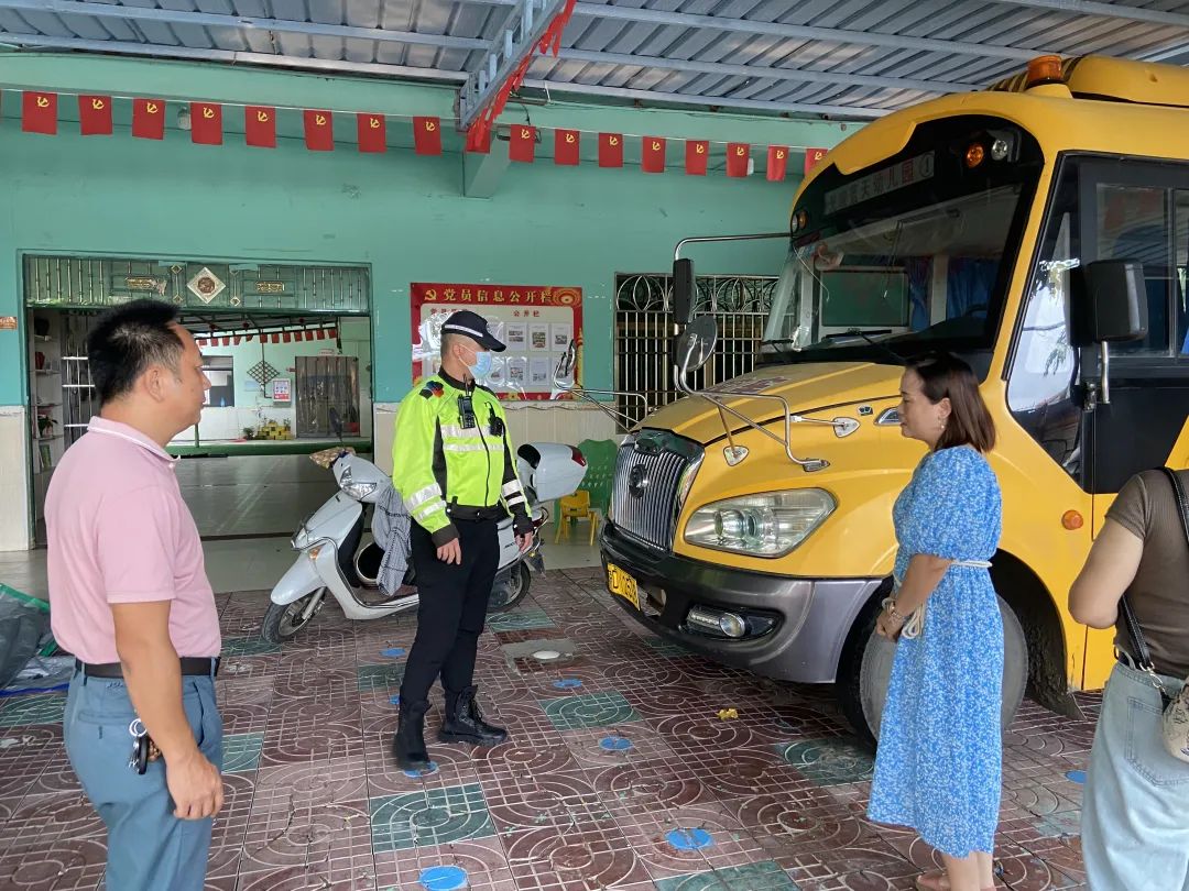 安全生產月|陵水公安交警開展校車安全大檢查,確保校車“健康”行駛! 圖片