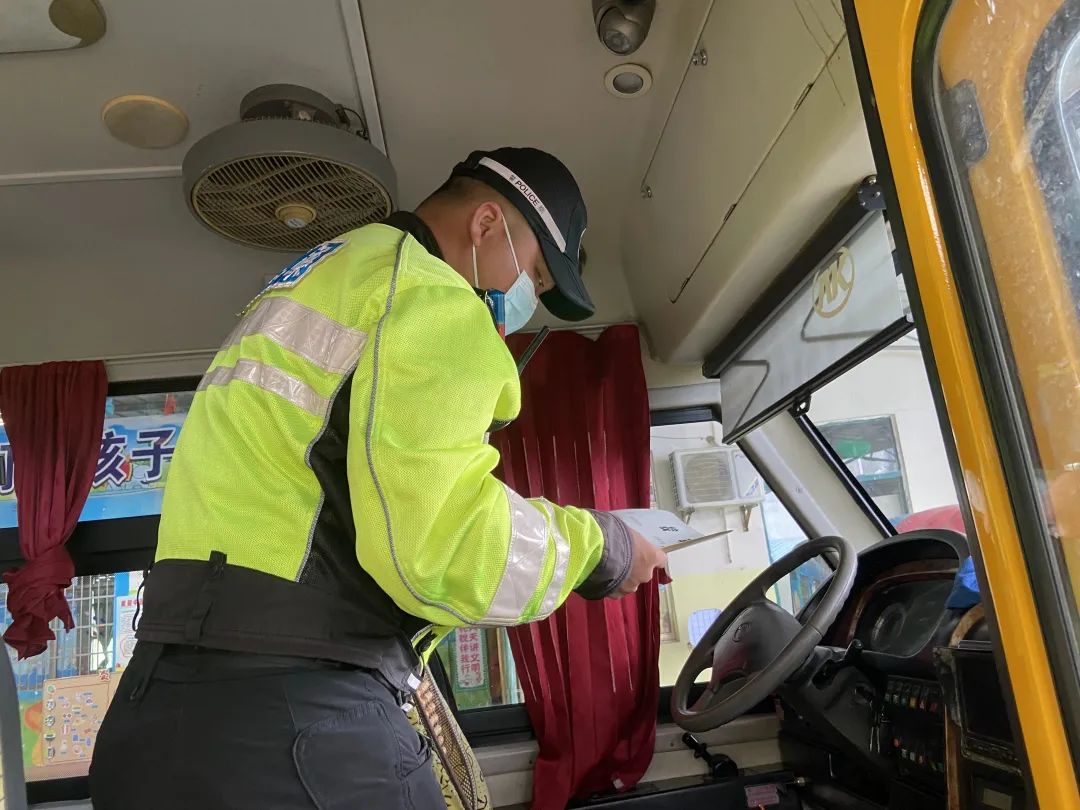安全生產月|陵水公安交警開展校車安全大檢查,確保校車“健康”行駛! 圖片