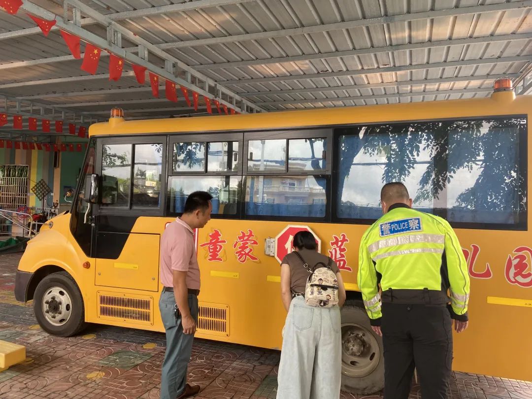 安全生產月|陵水公安交警開展校車安全大檢查,確保校車“健康”行駛! 圖片