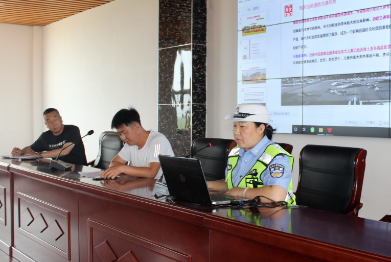 懷仁交警深入校車公司開展安全檢查和宣傳活動/ 圖片