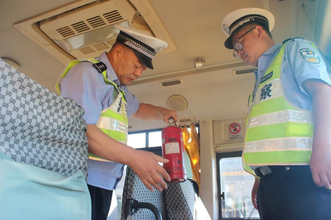 懷仁交警深入校車公司開展安全檢查和宣傳活動/ 圖片