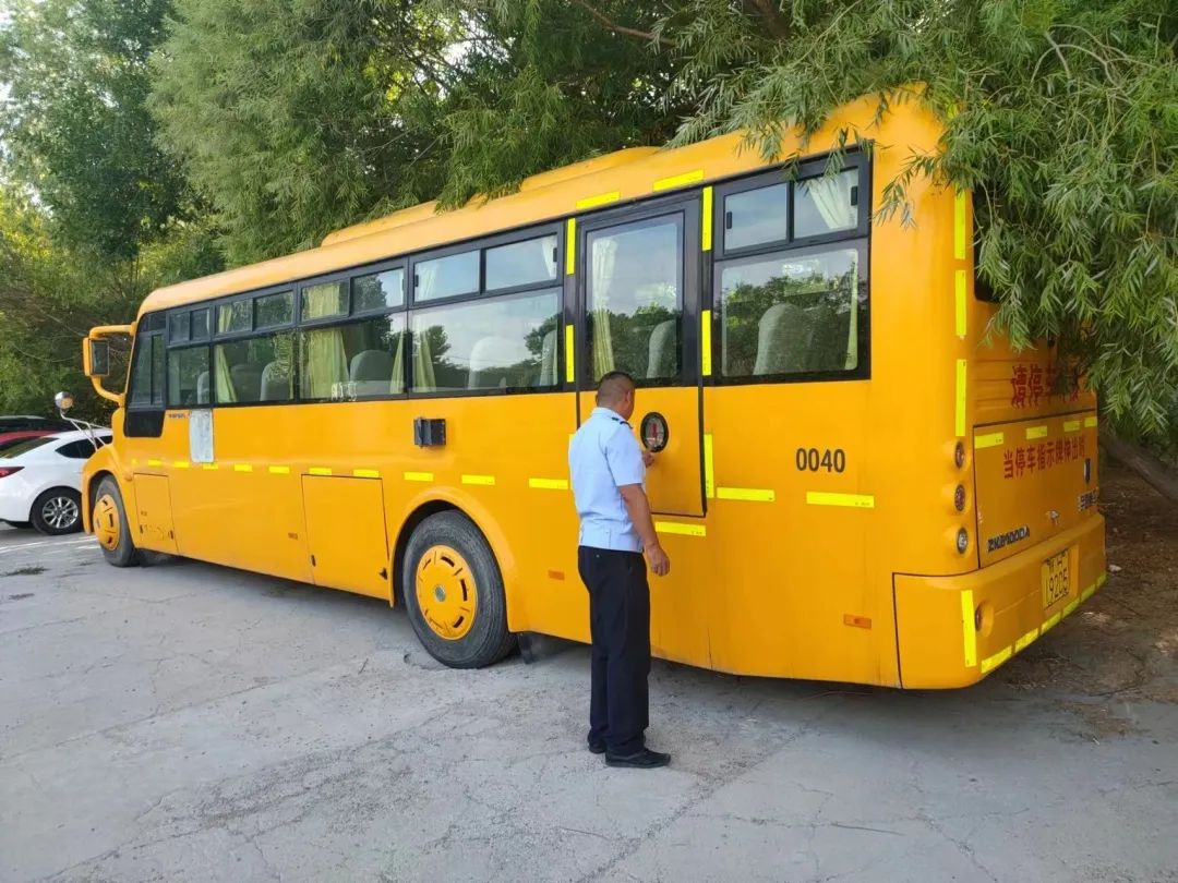 【夏季整治行動】福海縣公安局交警大隊車管所開展校車安全大檢查 圖片