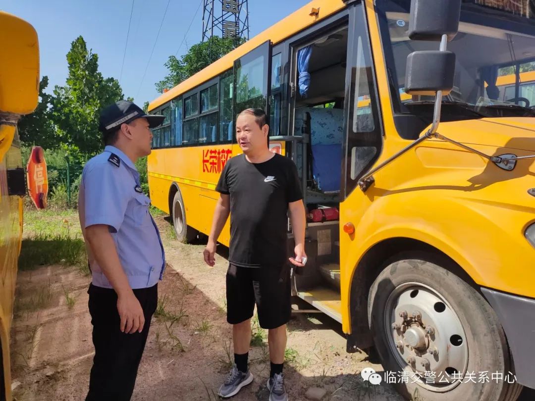 臨清交警大隊聯合相關部門開展校車安全專項檢查/ 圖片