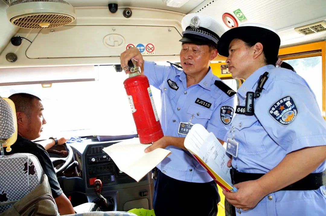 【豫筑平安】秋季開學在即 武陟交警開展校車安全大“體檢” 圖片