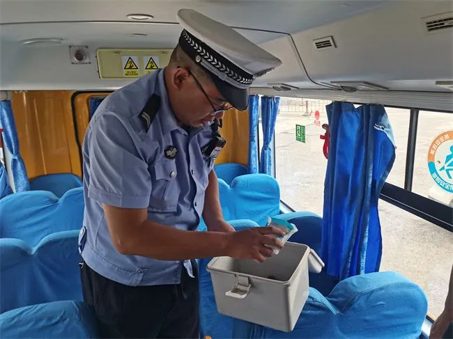 三大隊丨開展校車安全大檢查 擰緊校車“安全閥” 圖片