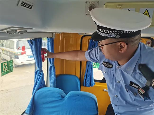 三大隊丨開展校車安全大檢查 擰緊校車“安全閥” 圖片