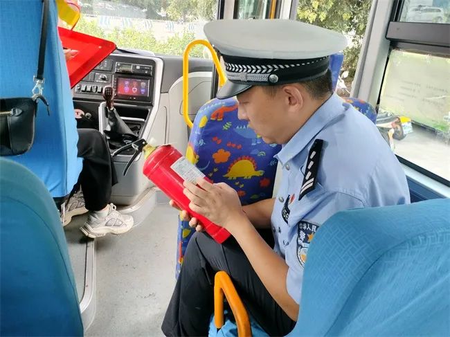 三大隊丨開展校車安全大檢查 擰緊校車“安全閥” 圖片