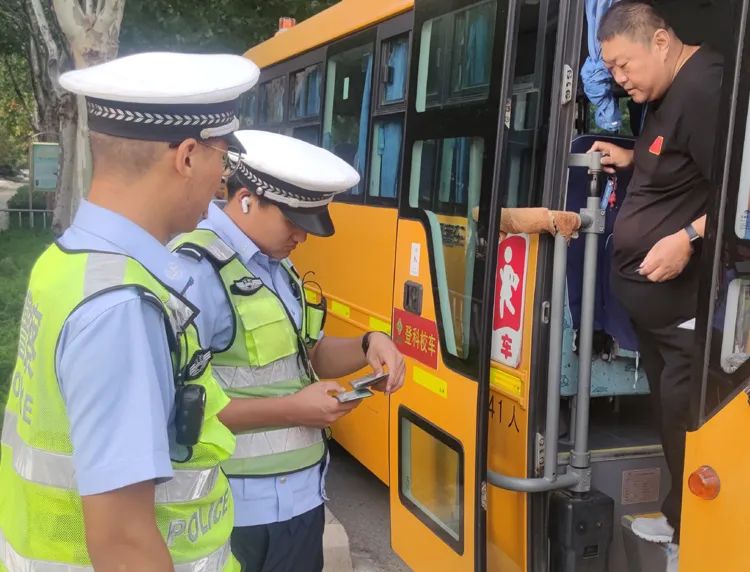 臨沭交警大隊(duì)開(kāi)展校車安全大檢查/ 圖片