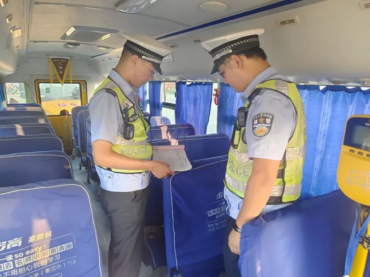 臨沭交警大隊(duì)開(kāi)展校車安全大檢查/ 圖片